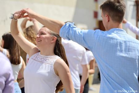 Kamnik danes v znamenju maturantske četvorke, v kateri je zaplesalo preko 200 maturantk in maturantov (80)